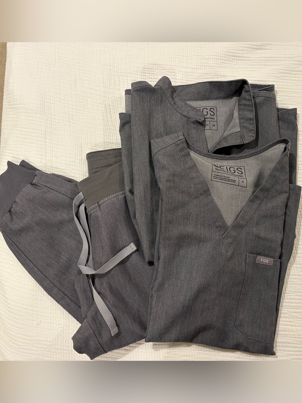 FIGS women’s graphite Scrub set